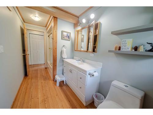 8251 Perry Creek Road, Cranbrook, BC - Indoor Photo Showing Bathroom