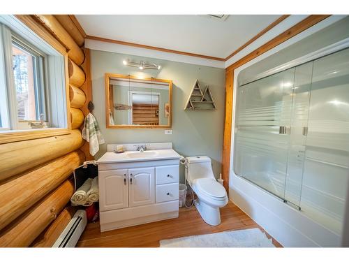 8251 Perry Creek Road, Cranbrook, BC - Indoor Photo Showing Bathroom