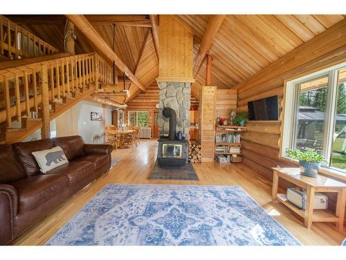 8251 Perry Creek Road, Cranbrook, BC - Indoor Photo Showing Living Room