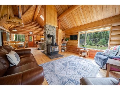 8251 Perry Creek Road, Cranbrook, BC - Indoor Photo Showing Living Room