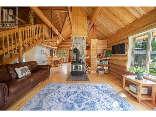 8251 Perry Creek Road, Cranbrook, BC - Indoor Photo Showing Living Room