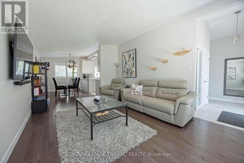 576 Ridgewood Crescent E, London, ON - Indoor Photo Showing Living Room