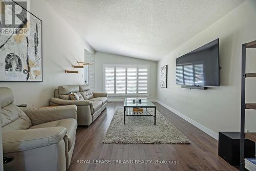 576 Ridgewood Crescent E, London, ON - Indoor Photo Showing Living Room