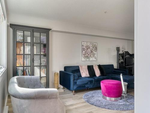 204-4810 Cedar Ridge Pl, Nanaimo, BC - Indoor Photo Showing Living Room