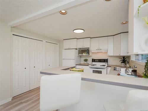 2207 Victor St, Victoria, BC - Indoor Photo Showing Kitchen