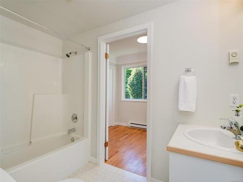 2207 Victor St, Victoria, BC - Indoor Photo Showing Bathroom