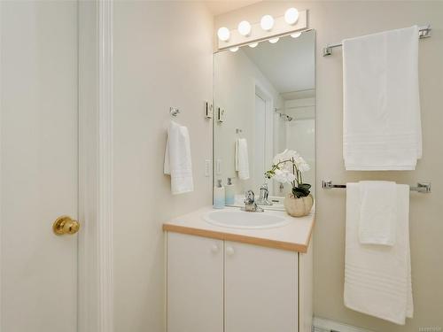 2207 Victor St, Victoria, BC - Indoor Photo Showing Bathroom