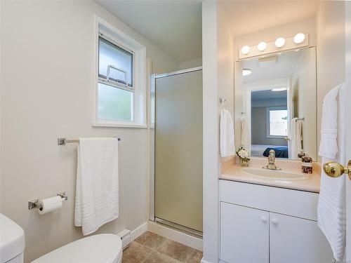 2207 Victor St, Victoria, BC - Indoor Photo Showing Bathroom