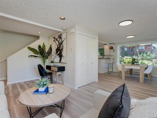 2207 Victor St, Victoria, BC - Indoor Photo Showing Living Room