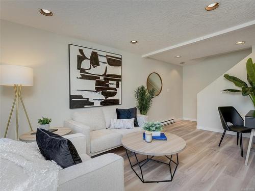 2207 Victor St, Victoria, BC - Indoor Photo Showing Living Room