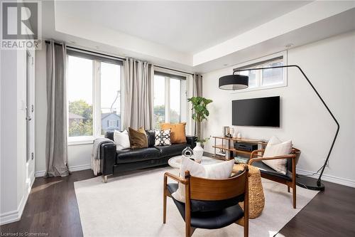 120 Twenty Fourth Street Unit# 22, Toronto, ON - Indoor Photo Showing Living Room