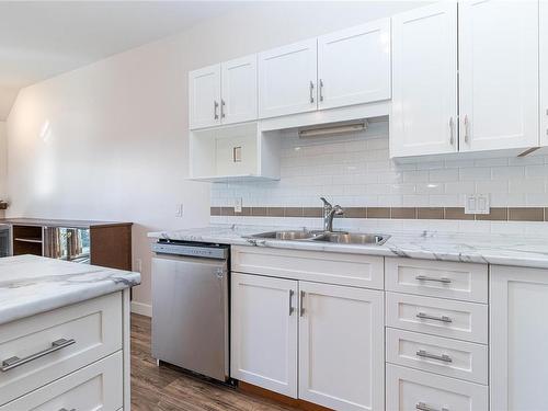 405-650 Berwick Rd, Qualicum Beach, BC - Indoor Photo Showing Kitchen With Double Sink