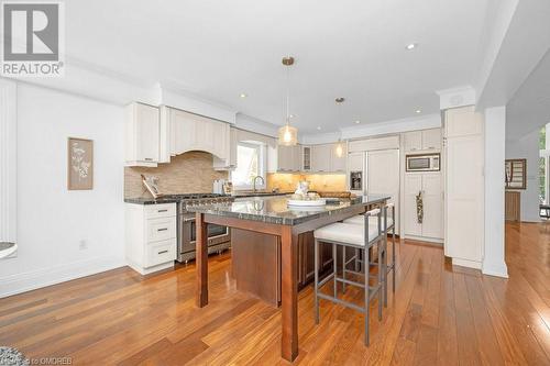 1185 Lansdown Drive, Oakville, ON - Indoor Photo Showing Kitchen With Upgraded Kitchen