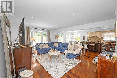 1185 Lansdown Drive, Oakville, ON - Indoor Photo Showing Living Room