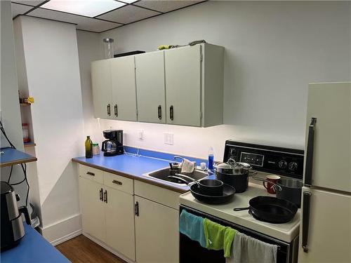 121 3Rd Street, Brandon, MB - Indoor Photo Showing Kitchen