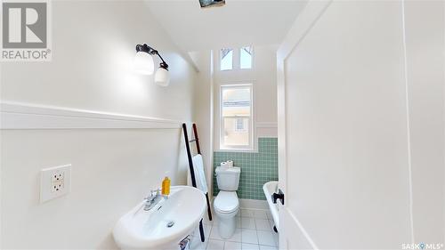 431 9Th Street E, Saskatoon, SK - Indoor Photo Showing Bathroom