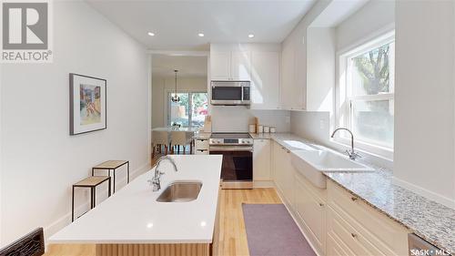 431 9Th Street E, Saskatoon, SK - Indoor Photo Showing Kitchen With Upgraded Kitchen