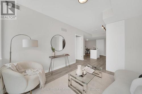 611 - 15 Ellerslie Avenue, Toronto (Willowdale West), ON - Indoor Photo Showing Living Room