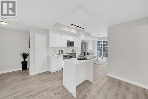 611 - 15 Ellerslie Avenue, Toronto, ON - Indoor Photo Showing Kitchen With Upgraded Kitchen