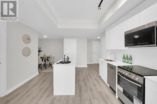 611 - 15 Ellerslie Avenue, Toronto, ON - Indoor Photo Showing Kitchen