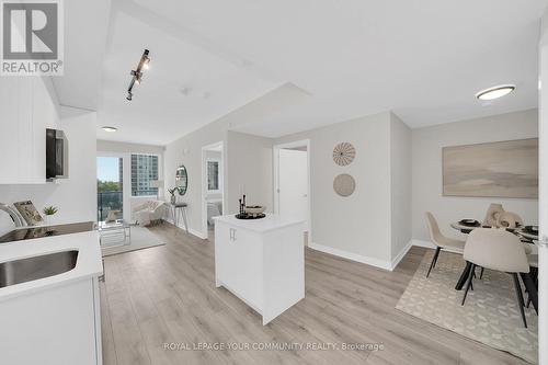 611 - 15 Ellerslie Avenue, Toronto (Willowdale West), ON - Indoor Photo Showing Kitchen