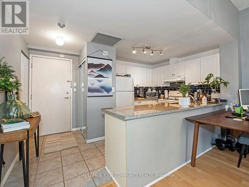 207 - 4198 Dundas Street W, Toronto (Edenbridge-Humber Valley), ON - Indoor Photo Showing Kitchen