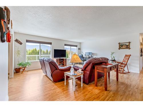 311 3Rd Avenue S, Creston, BC - Indoor Photo Showing Living Room