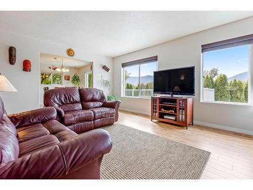 311 3Rd Avenue S, Creston, BC - Indoor Photo Showing Living Room