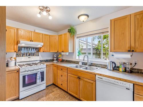 311 3Rd Avenue S, Creston, BC - Indoor Photo Showing Kitchen With Double Sink