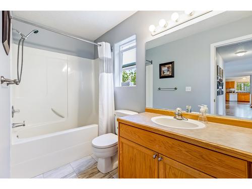 311 3Rd Avenue S, Creston, BC - Indoor Photo Showing Bathroom