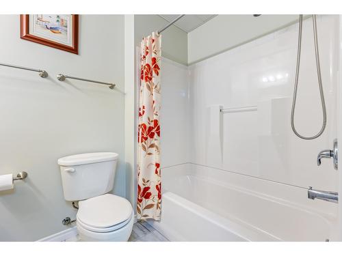 311 3Rd Avenue S, Creston, BC - Indoor Photo Showing Bathroom