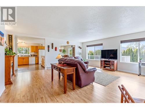 311 3Rd  S Avenue, Creston, BC - Indoor Photo Showing Living Room