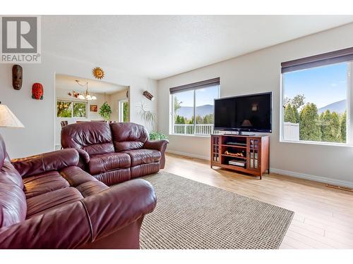 311 3Rd  S Avenue, Creston, BC - Indoor Photo Showing Living Room