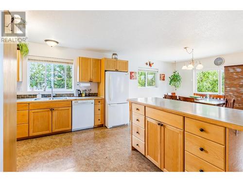 311 3Rd  S Avenue, Creston, BC - Indoor Photo Showing Kitchen With Double Sink