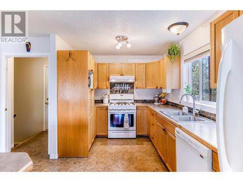 311 3Rd  S Avenue, Creston, BC - Indoor Photo Showing Kitchen With Double Sink