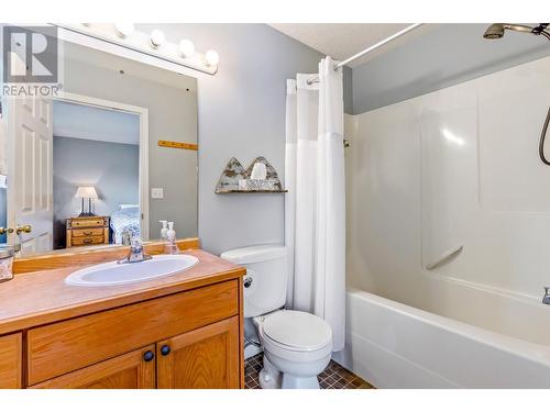 311 3Rd  S Avenue, Creston, BC - Indoor Photo Showing Bathroom