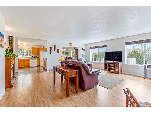 311 3Rd Avenue S, Creston, BC - Indoor Photo Showing Living Room