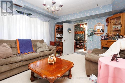 37 Sussex Street, Kawartha Lakes (Lindsay), ON - Indoor Photo Showing Living Room