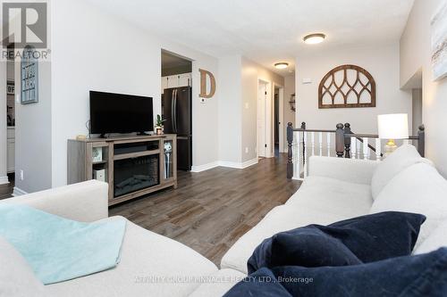 53 Madill Crescent, Kawartha Lakes (Lindsay), ON - Indoor Photo Showing Living Room