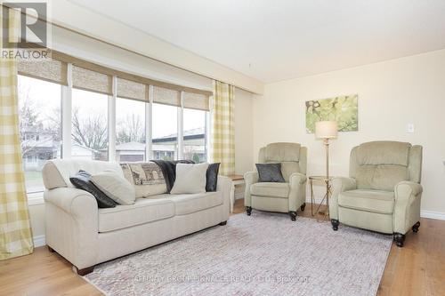 10 Mcdonagh Drive, Kawartha Lakes (Lindsay), ON - Indoor Photo Showing Living Room