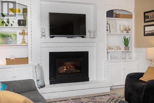 10 Mcdonagh Drive, Kawartha Lakes (Lindsay), ON - Indoor Photo Showing Living Room With Fireplace