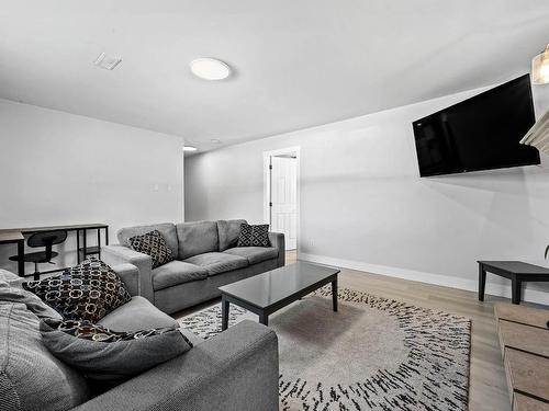 2264 Coutlee Ave, Merritt, BC - Indoor Photo Showing Living Room