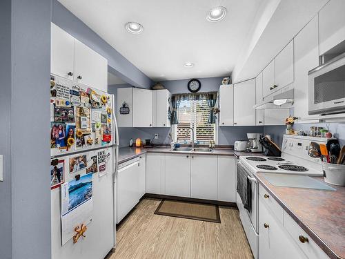 1961 Morrissey Street, Merritt, BC - Indoor Photo Showing Kitchen With Double Sink