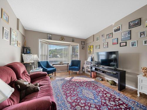 3302 Grimmet Street, Merritt, BC - Indoor Photo Showing Living Room