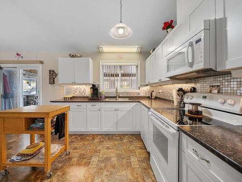 3302 Grimmet Street, Merritt, BC - Indoor Photo Showing Kitchen