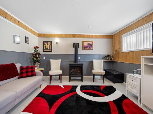 3302 Grimmet Street, Merritt, BC - Indoor Photo Showing Living Room