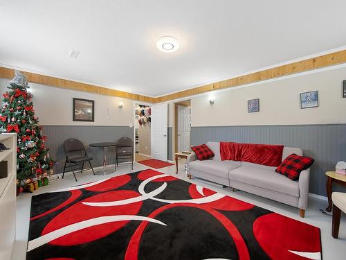 3302 Grimmet Street, Merritt, BC - Indoor Photo Showing Living Room