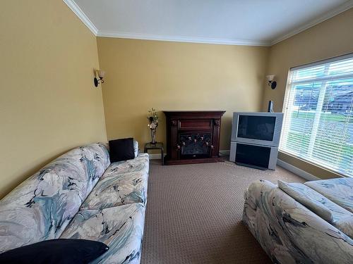 2625 Forksdale Ave, Merritt, BC - Indoor Photo Showing Living Room