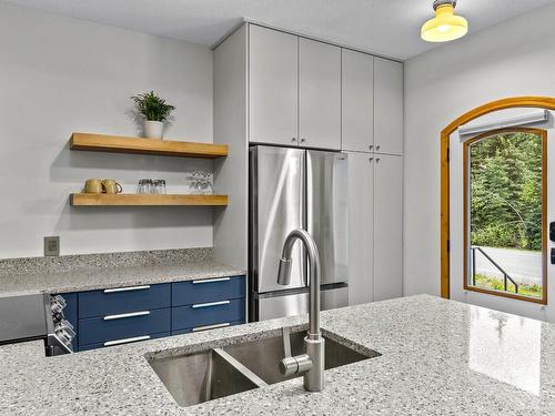 59-6005 Valley Drive, Kamloops, BC - Indoor Photo Showing Kitchen With Double Sink With Upgraded Kitchen