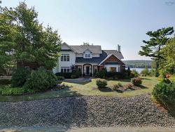 16 Glenmorren Court  Fall River, NS B2T 1A4